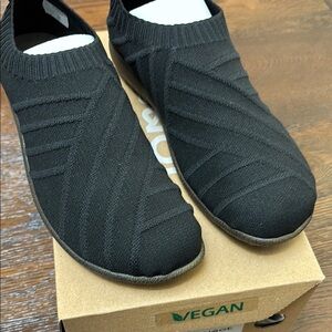 NAOT OKAHU BLACK KNIT size 38 New